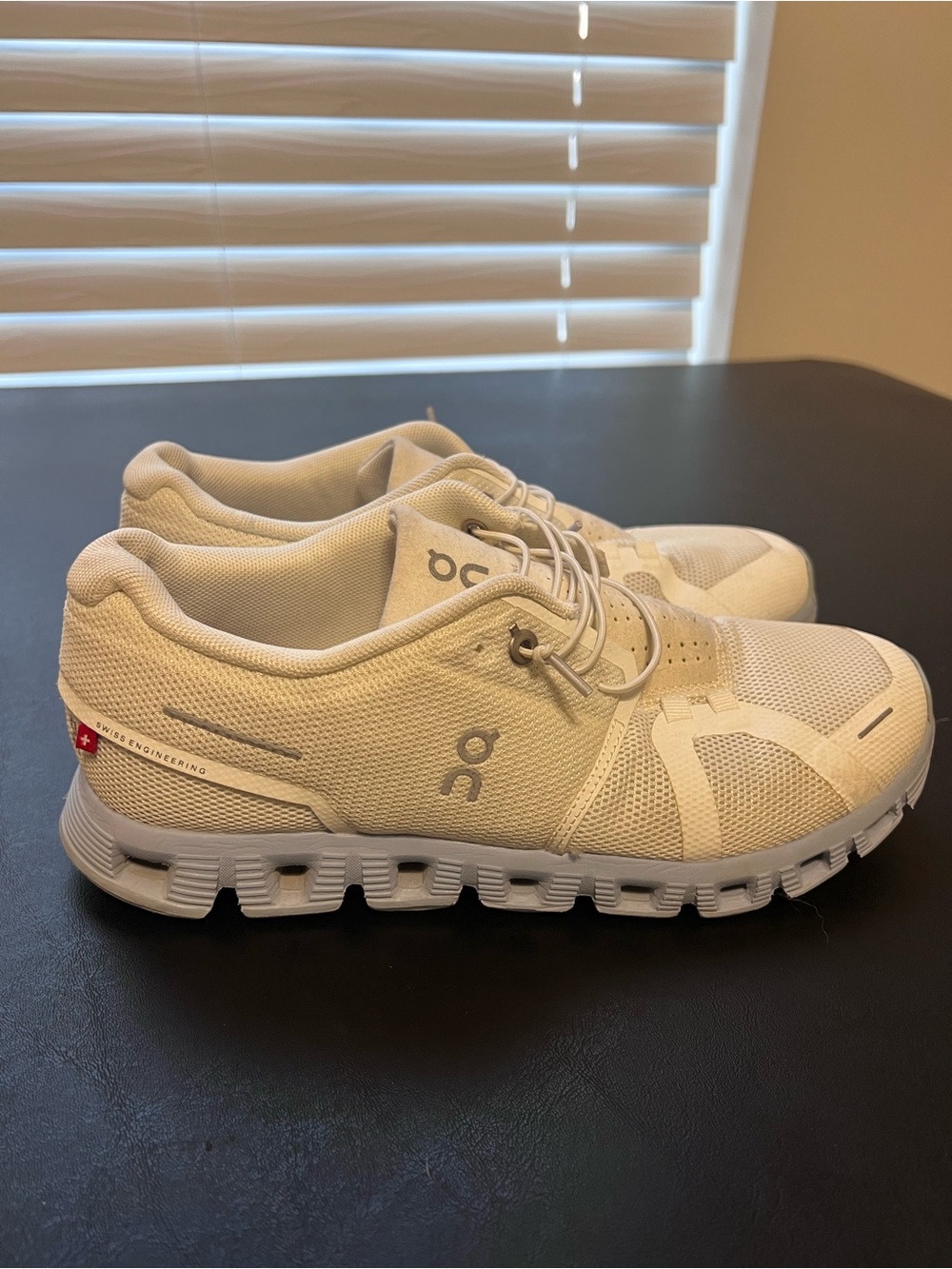 On Cloud ladies sneakers with baby blue bottoms